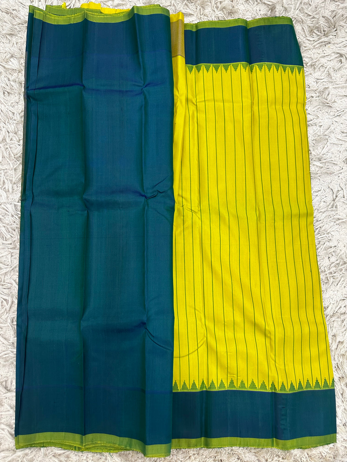 Gadwal Pattu Lines with Plain Border